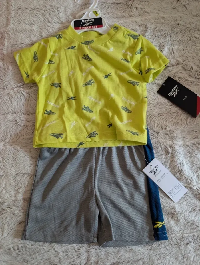 Ensemble short + t-shirt Reebok neuf. 0/6 mois