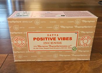 Bâtons Encens - Satya Positive vibes (Ondes positives) - Boite de 12 paquets de 15g (total 180g)