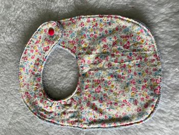 Bavoir baltique fleuri