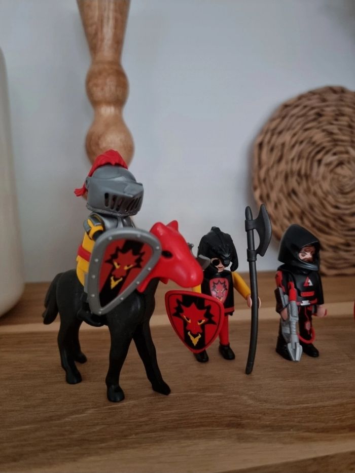 Lot de chevaliers 
+ accessoires 
Playmobil 
Très bon état - photo numéro 3