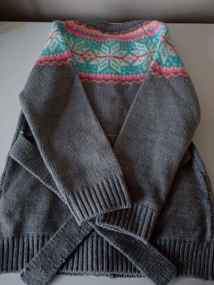 Gilet veste . 4 ans. Gris et multi couleurs. Acrylique. Gemo . 2 poches et une ceinture . Parfait état - photo numéro 3
