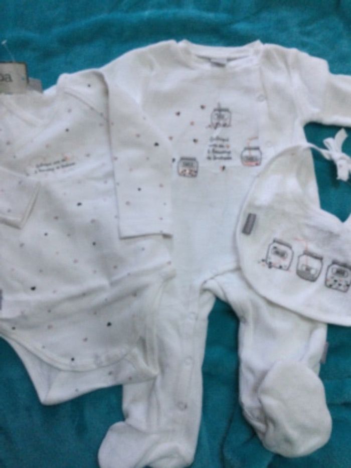 lot grenouillère body bodie et bavoir absorba 6 mois neuf