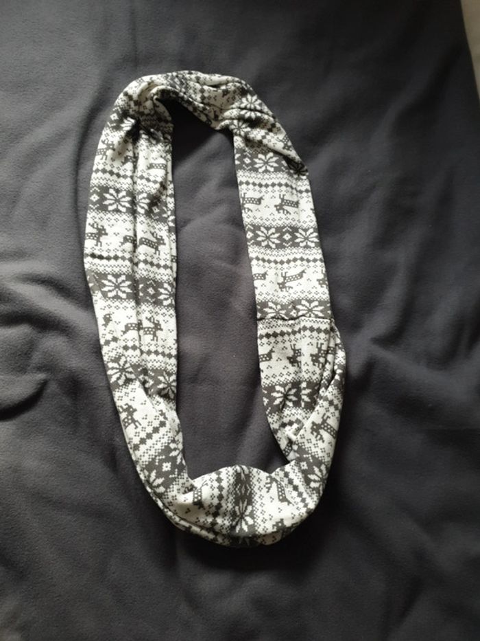 Écharpe tour de cou snood motifs hiver gris et blanc
