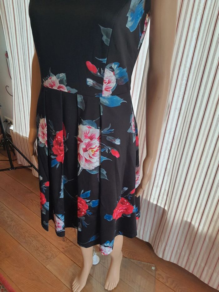 Jolie Robe Paola! Taille be fr 38 noir fleuries - photo numéro 6