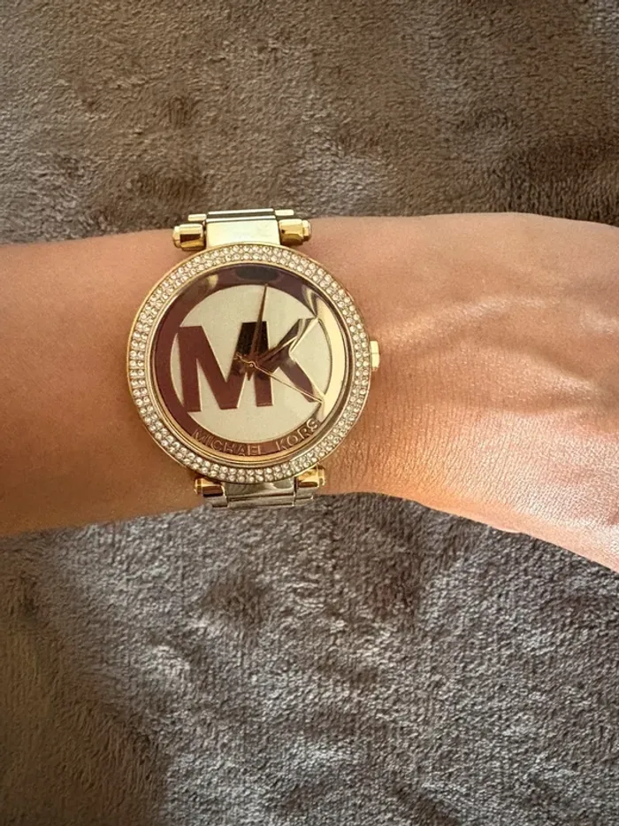 Montre femme Michael Kors doré en bon état - photo numéro 11