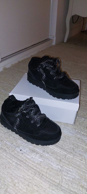 Baskets montantes fourrées neuves noires
taille 39