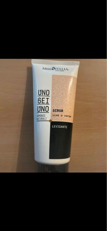 1 scrub visage et corps neuf 