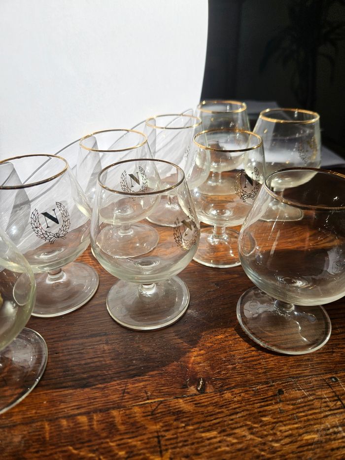 Lot de 8 verres à cognac Napoléon dorés – vintage bar chic - photo numéro 6