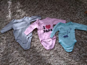 Lot de 3 bodies, taille 6 mois