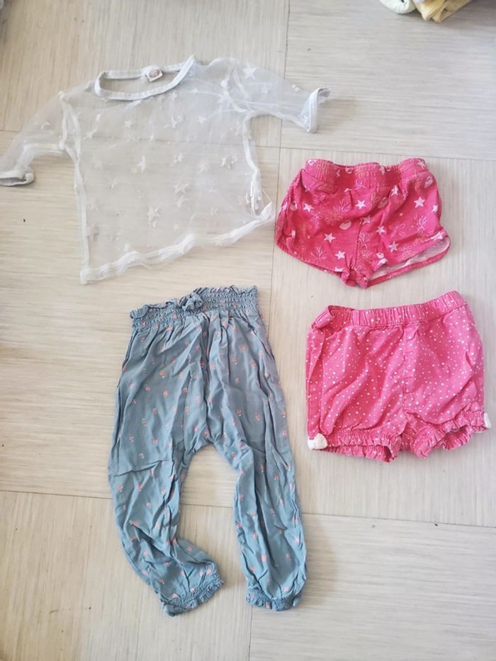 🌴 Lot fille pantalon + 2 shorts + haut étoile taille 18 mois