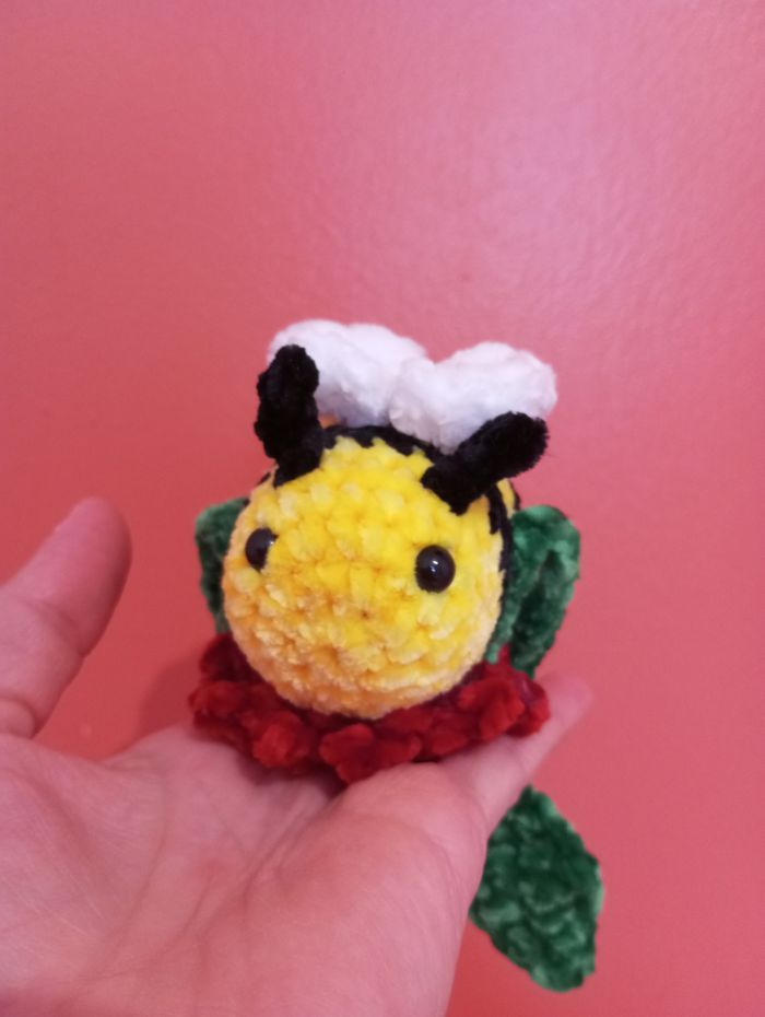 Petite abeille à suspendre au crochet - photo numéro 6