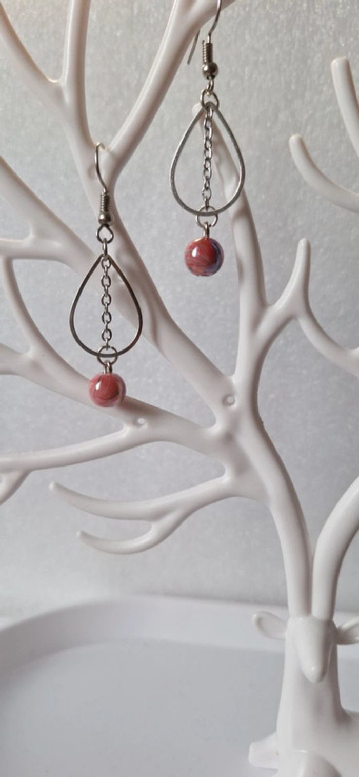 Boucles d'oreilles pendantes perle rose marbrée et goutte argentée