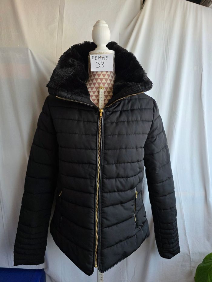 Doudoune, noir a zip doré , 2 poches devant, col moumoute, en très bon état, en polyester, largeur d'épaule 41cm, largeur sous bras 52cm, longueur 60cm, marque In Extenso =8€