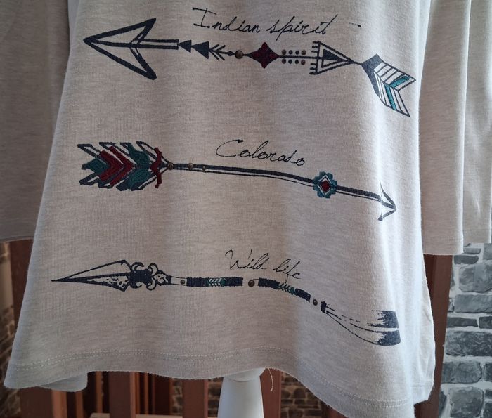 Pull fin beige imprimé, brodé et avec des sequins - photo numéro 3