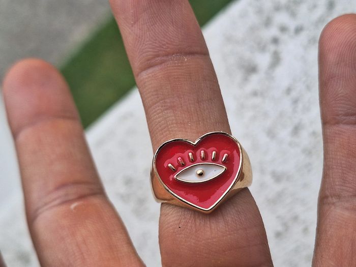Bague chevalière créatrice dorée en forme de cœur Rouge laqué, orné d'un motif œil dorée - photo numéro 5