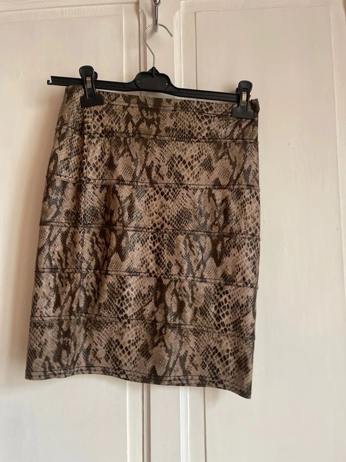 jupe femme , écailles serpent coupe droite  taille 36 TBE jus d’orange - photo numéro 2