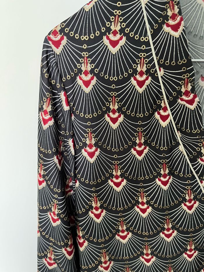 Blouse noire motifs or et rouge - photo numéro 2