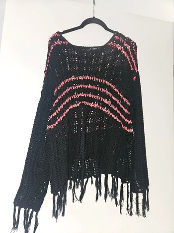 Pull tricoté noir et rose
