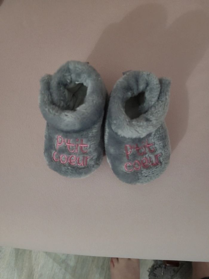 Chaussons gris et roses en doudou