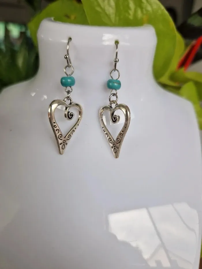 Boucles d'oreilles fantaisies argentées style vintage coeur