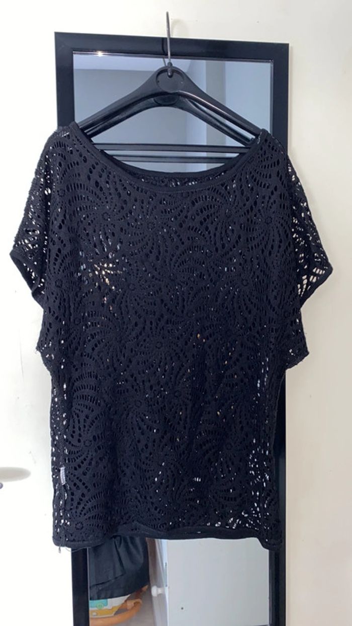 Teeshirt à trou noir