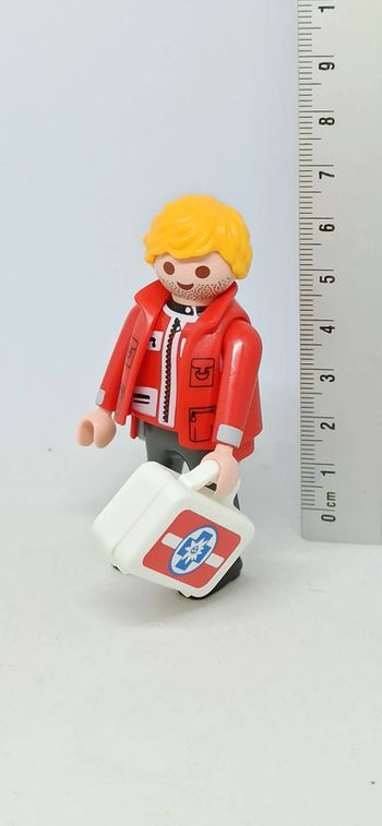 Homme secouriste avec veste rouge et mallette blanche playmobil