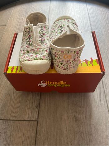 Baskets en toile fleuries