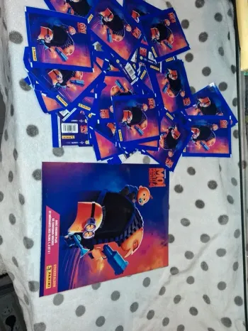 Lot album panini et 40 pochettes gru minions moi moche et méchant 4 neuf