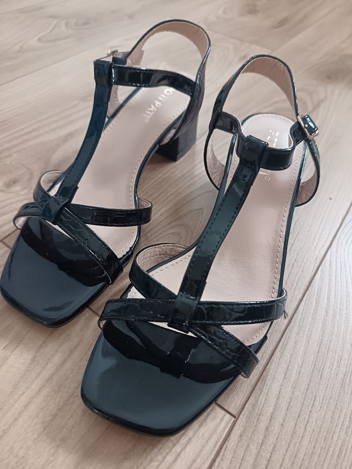 Sandales noires neuves 38