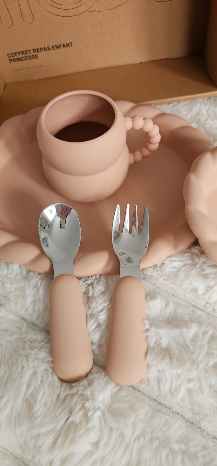 Magnifique coffret repas Princesse rose Neuf - photo numéro 2