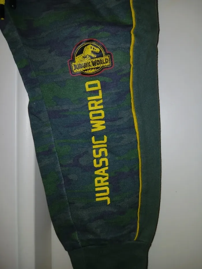 💚 Pantalon Jurassic World taille 4 ans. - photo numéro 2