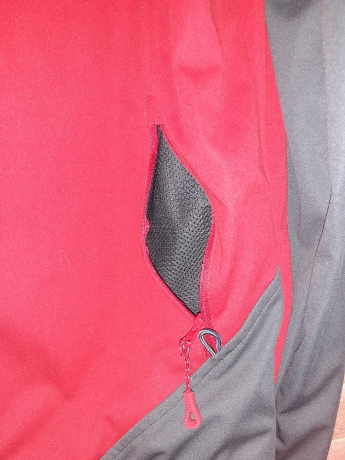 Veste de sport rouge et grise - T. M - photo numéro 3