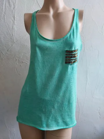 Débardeur vert avec motif sur la poche Taille S