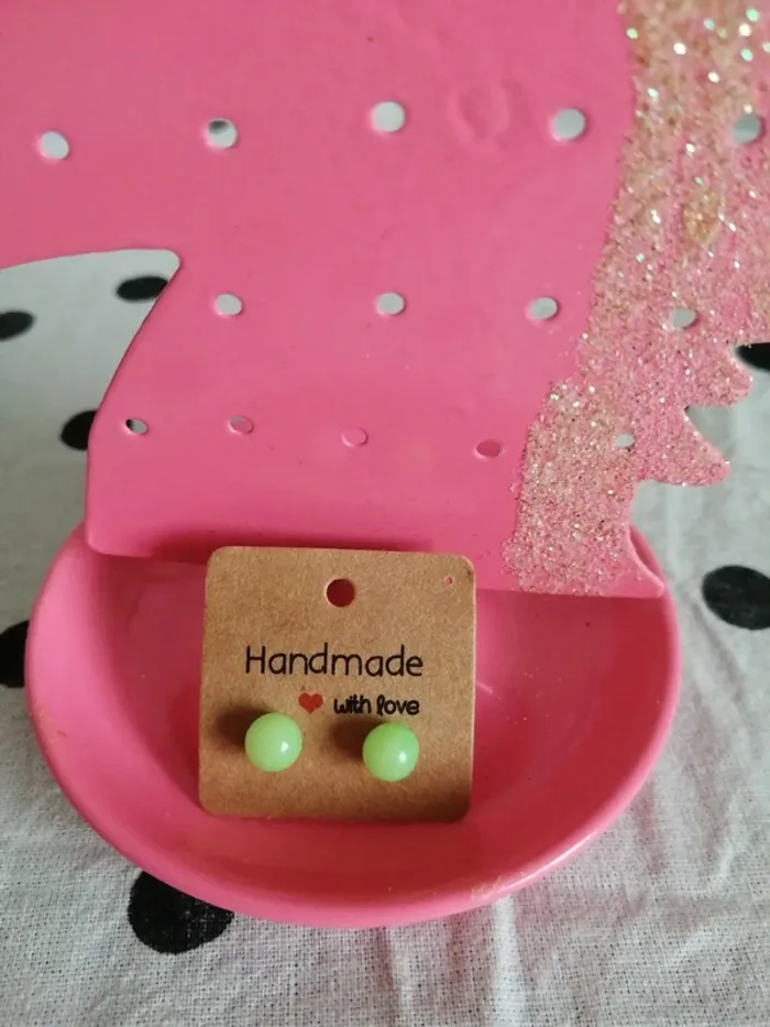 Boucles d'oreilles petites boules vertes fluo / sans marque - photo numéro 3