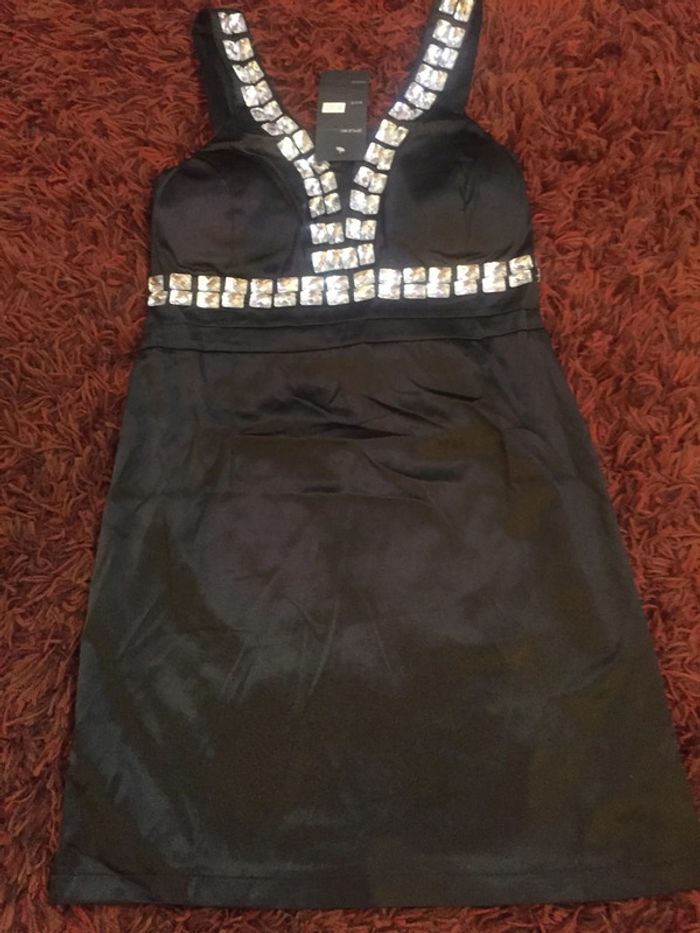 robe dos nu noir ornée de strass