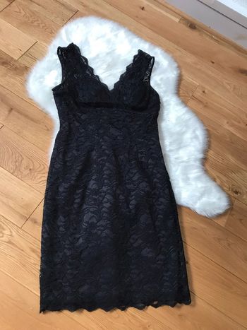 Très belle robe chic et élégante en dentelle