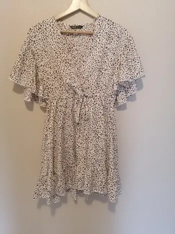 😍 Jolie Robe fluide à manches volants taille 38