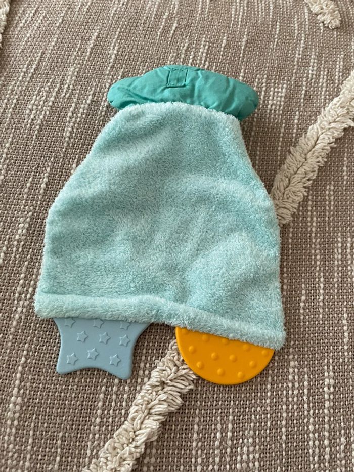 Peluche doudou plat d’éveil 23cm Sophie la girafe bleu très bon état - photo numéro 3