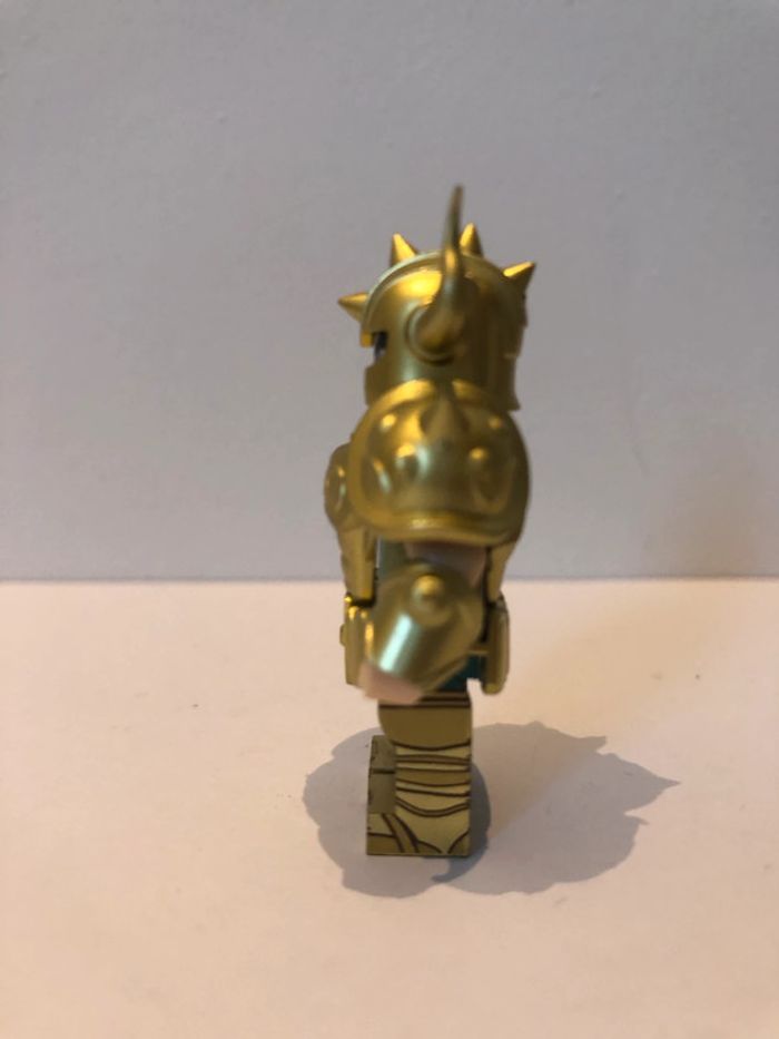 Figurine type lego Chevalier du Taureau. Les chevaliers du zodiaque. Saint Seiya - photo numéro 2