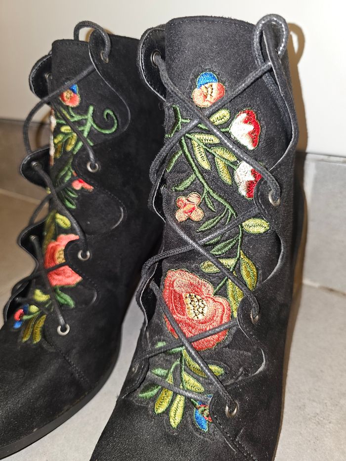 👢 Bottines à talons Miss Liberto – Motifs fleurs – Taille 40 – Talons 8,5 cm - photo numéro 3