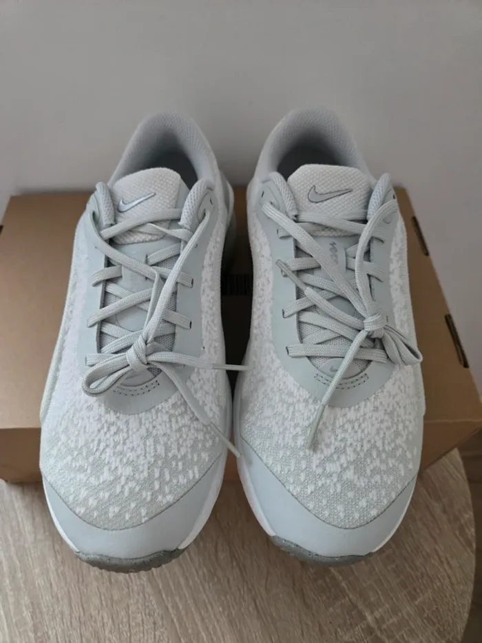 Nike versair taille 38 neuves grise - photo numéro 4