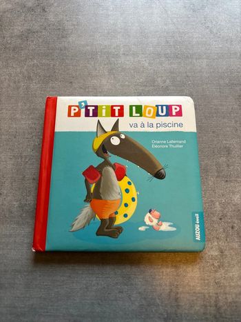 Livre petit loup va à la piscine