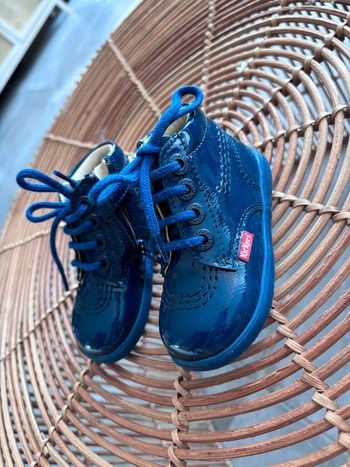 Paire de kickers bleue vernis pointure 20