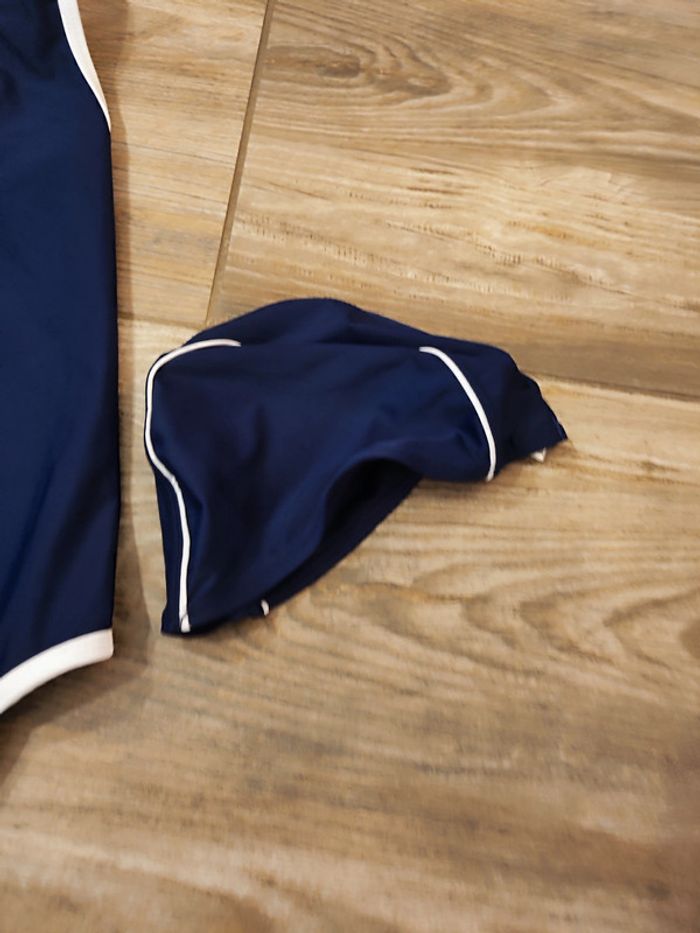 Maillot de bain une pièce bleu marine Lili Bain Taille 10 ans et bonnet bain taille unique - photo numéro 3