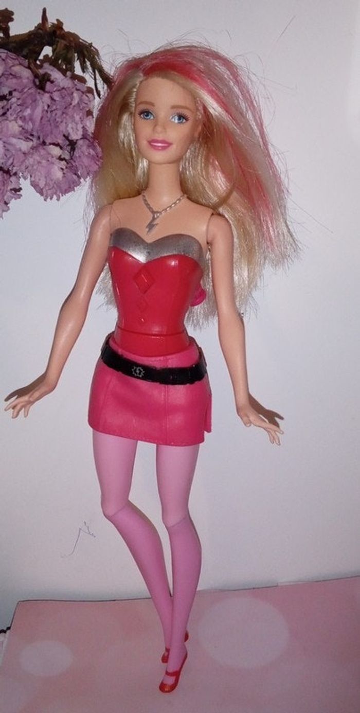 Barbie (n°22)rose super héroïne - photo numéro 3