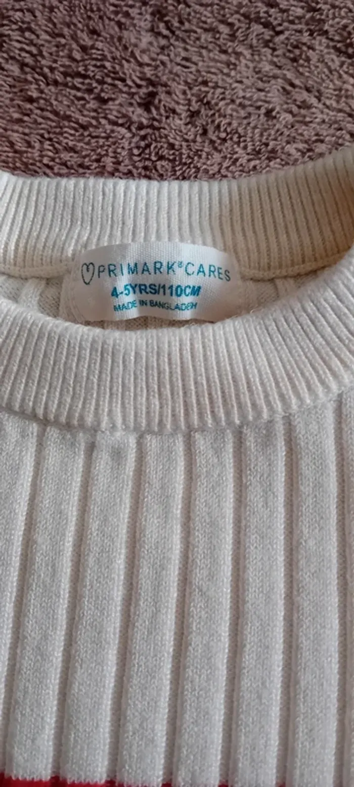 Très joli Tee-shirt blanc crème à rayures rouge primark 4/5ans - photo numéro 4
