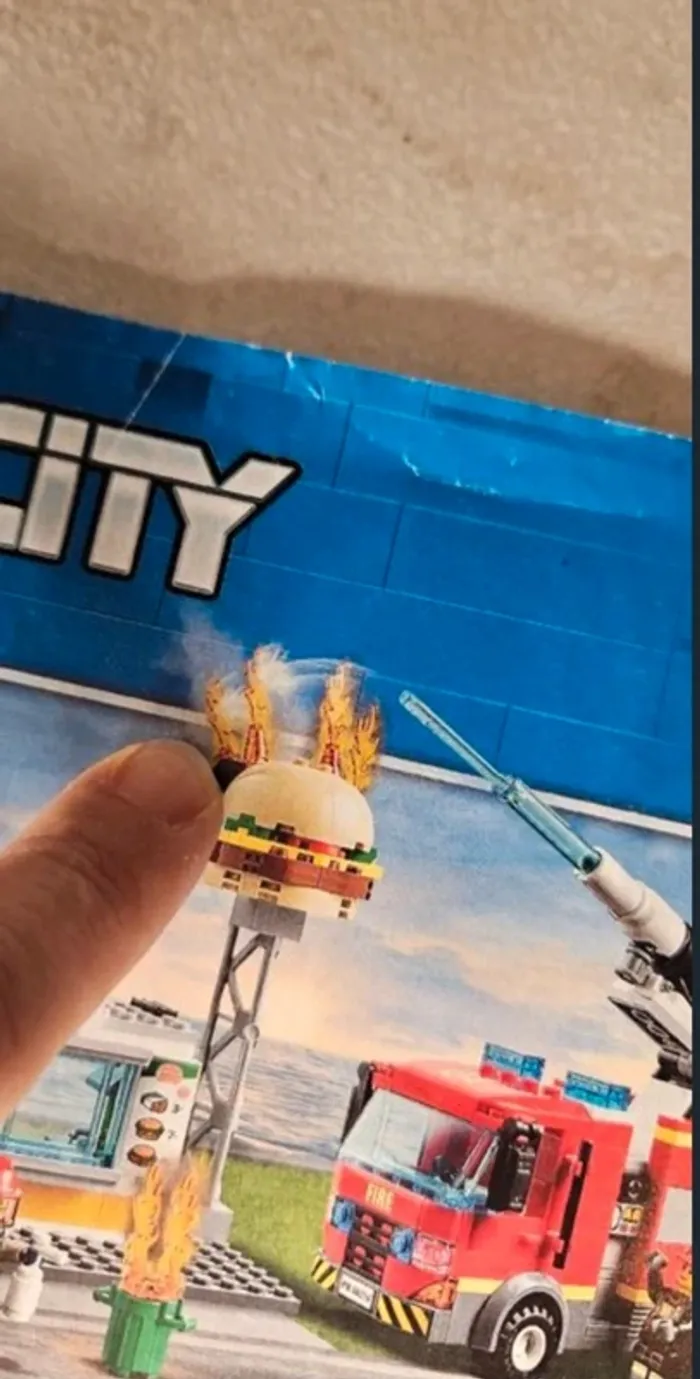 LEGO 60214 City Fire L’Intervention des Pompiers au Restaurant de Hamburgers - photo numéro 11