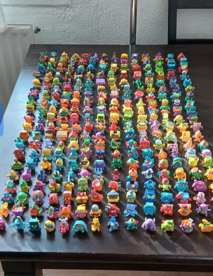Lot De Plus De 400 Figurines Superzings