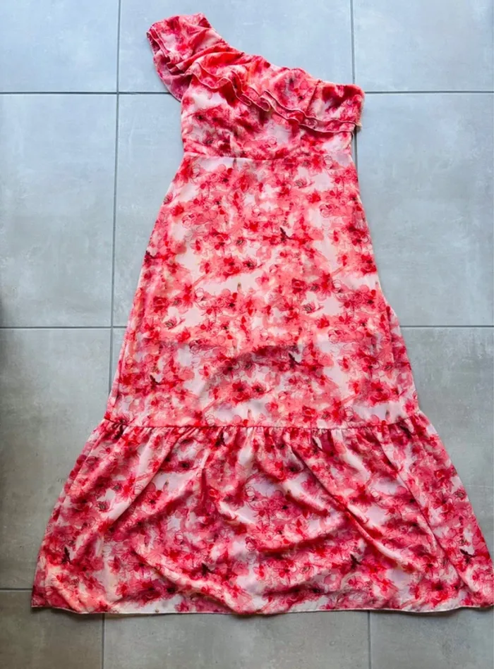 Magnifique robe longue asymétrique fleurie corail neuve