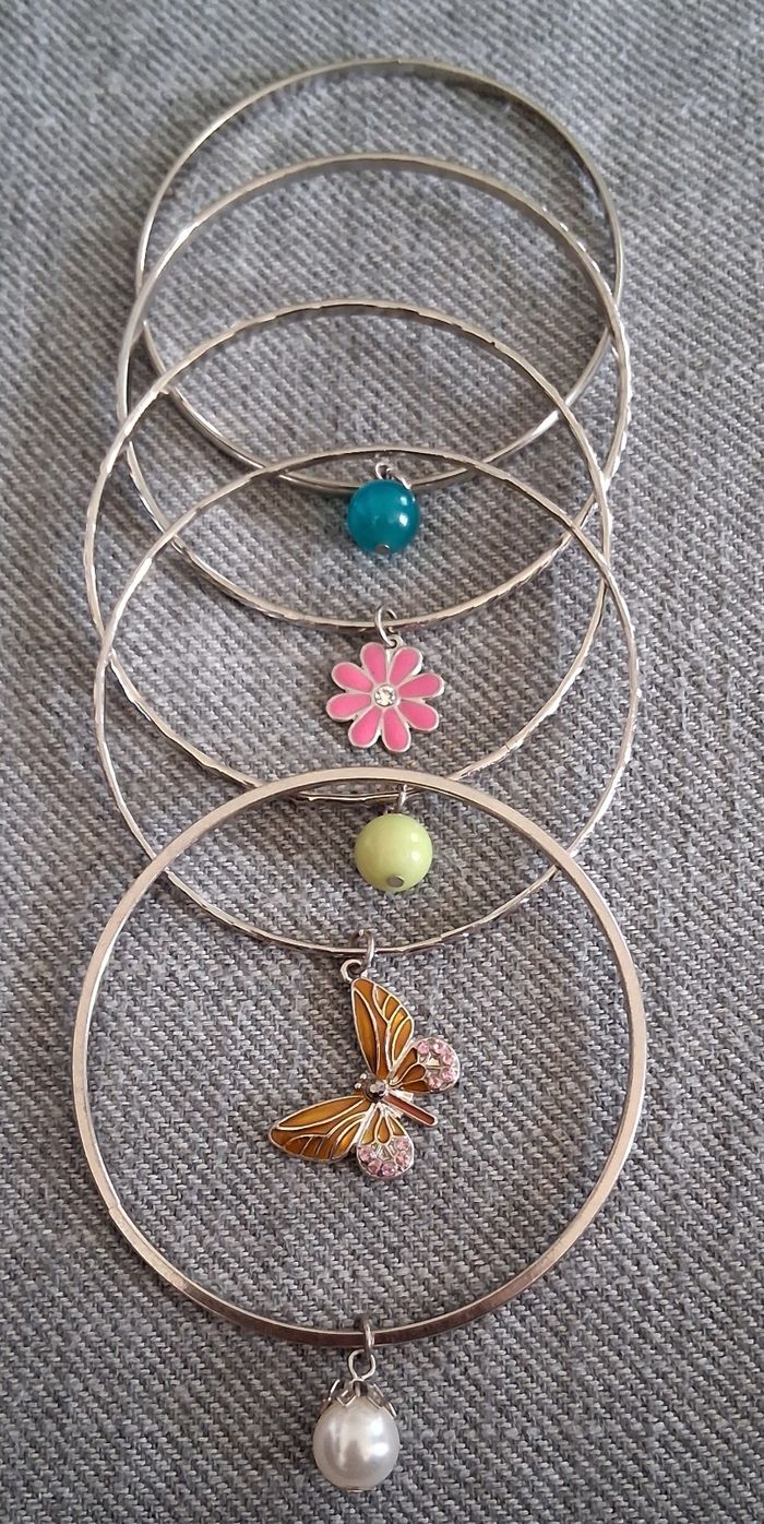 5 bracelets avec breloque - photo numéro 3